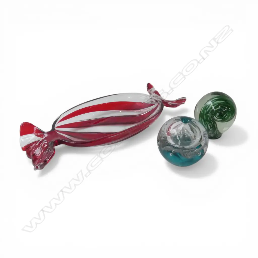 TWO ART GLASS PAPER WEIGHTS + LOLLY DISH Image 1++