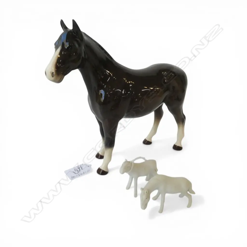 ENGLISH CHINA HORSE & 2 SML PORCELAIN HORSES, H.190, 2 x 50mm Image 1++