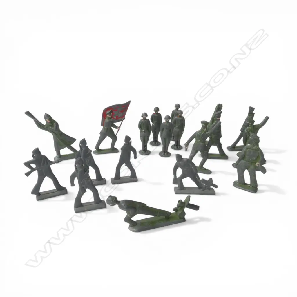 19 USSR MAKE MODEL SOLDIERS playworn  Image 1++