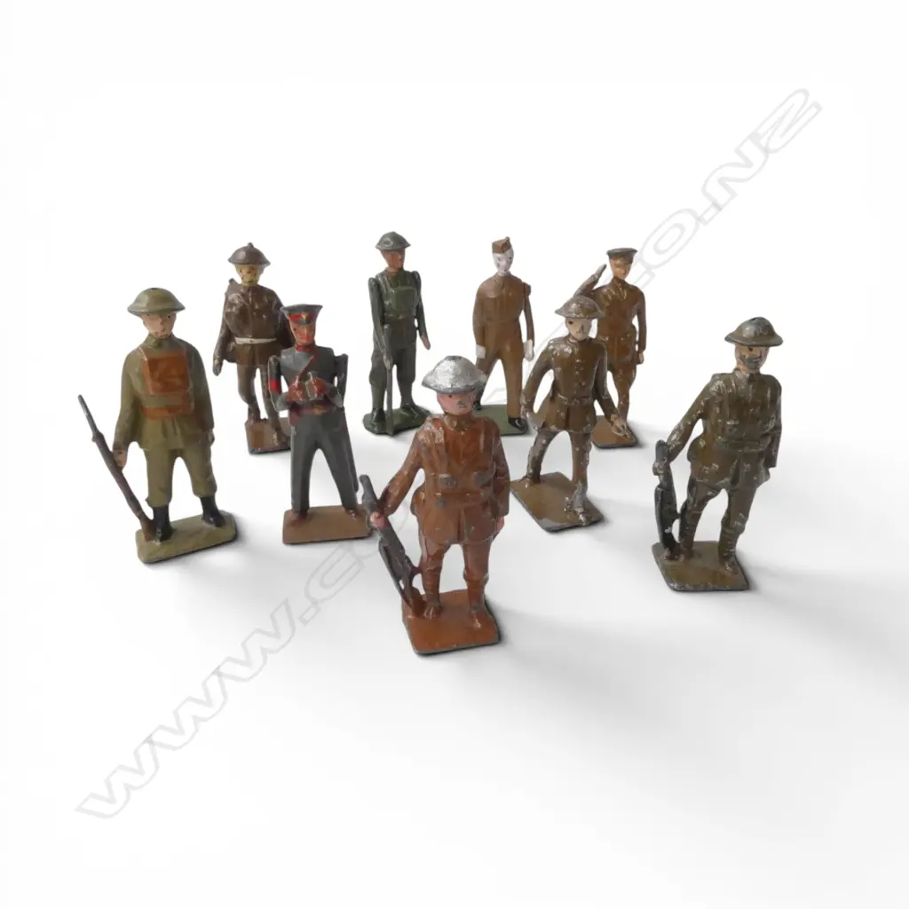 9 BRITAINS/JOHN HILL LEAD SOLDIER; 4 MARCHING SOLDIERS, 4 STANDING GUARD + OFFICER Image 1++
