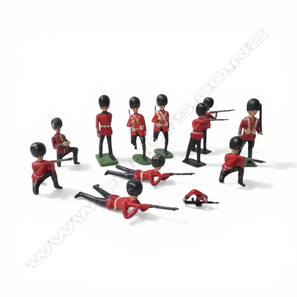 BRITAINS LEAD SOLDIER GUARDS 12 hollowcast & 3 solid cast  Image 1++
