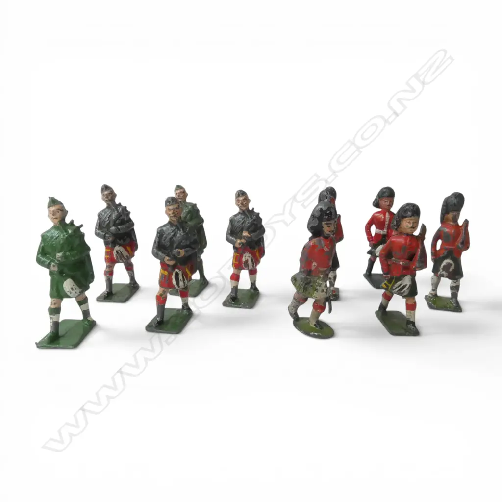 10 HOLLOW CAST BRITAIN HIGHLANDERS playworn  Image 1++