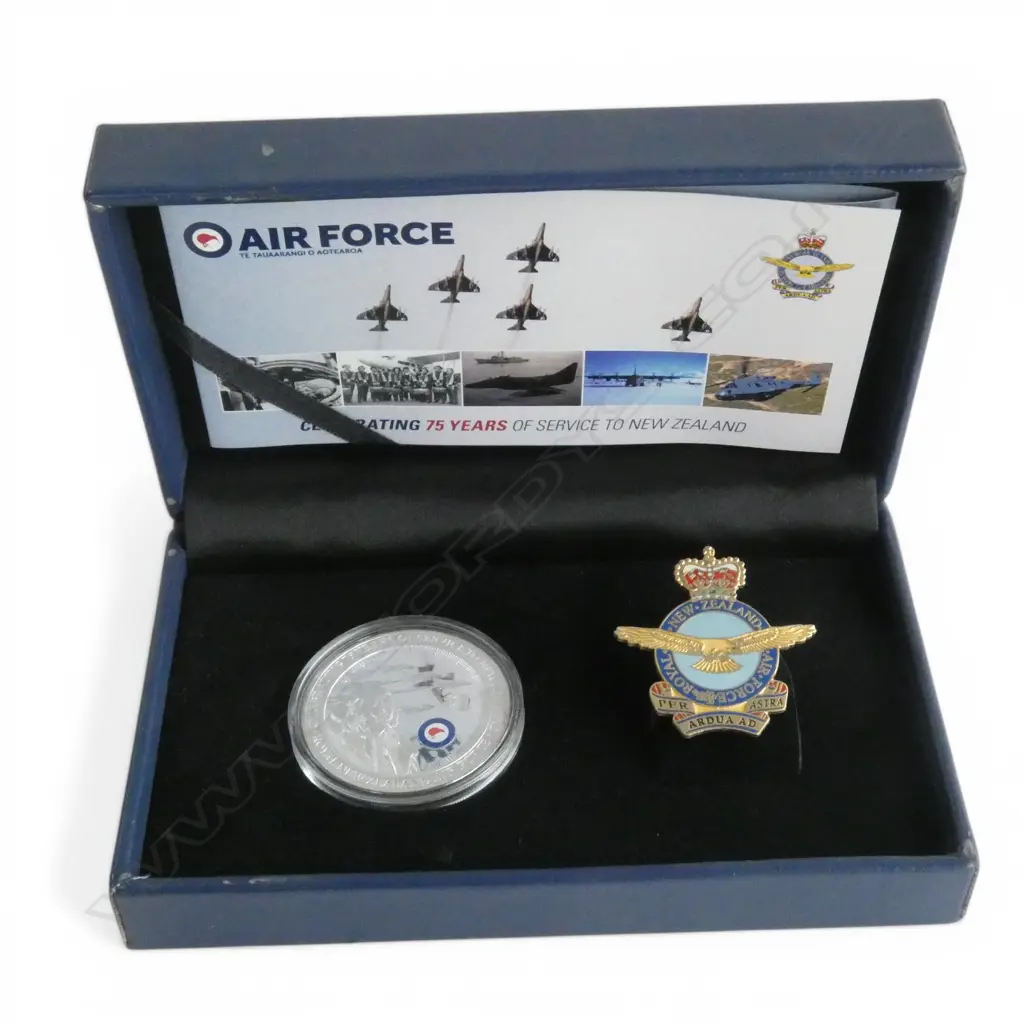 CASED 2012 AIR FORCE 75 YEAR SERVICE TO N.Z. COM. .999 SILVER PROOF $1 COIN & BADGE SET 1oz Image 1++
