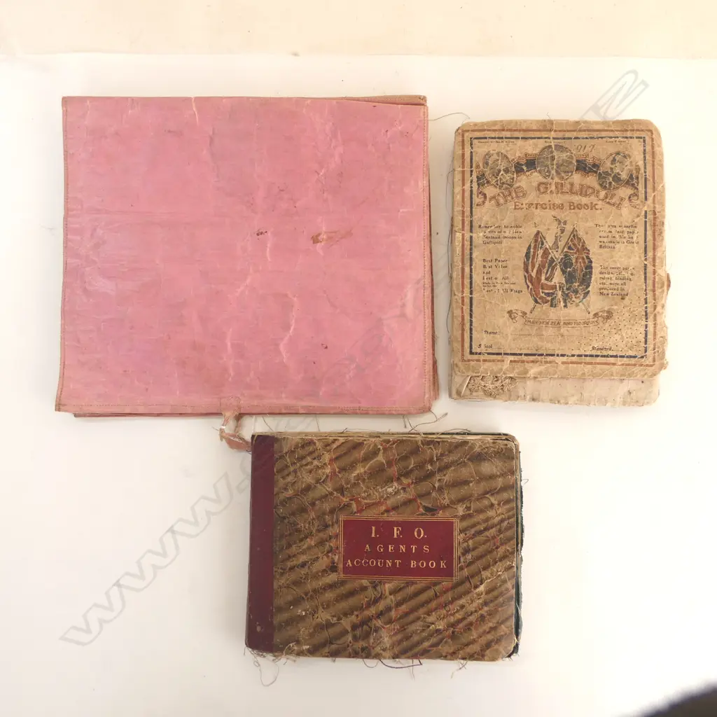 3 VINTAGE BOOKS CONTAINING VARIOUS CROCHET SAMPLES Image 1++