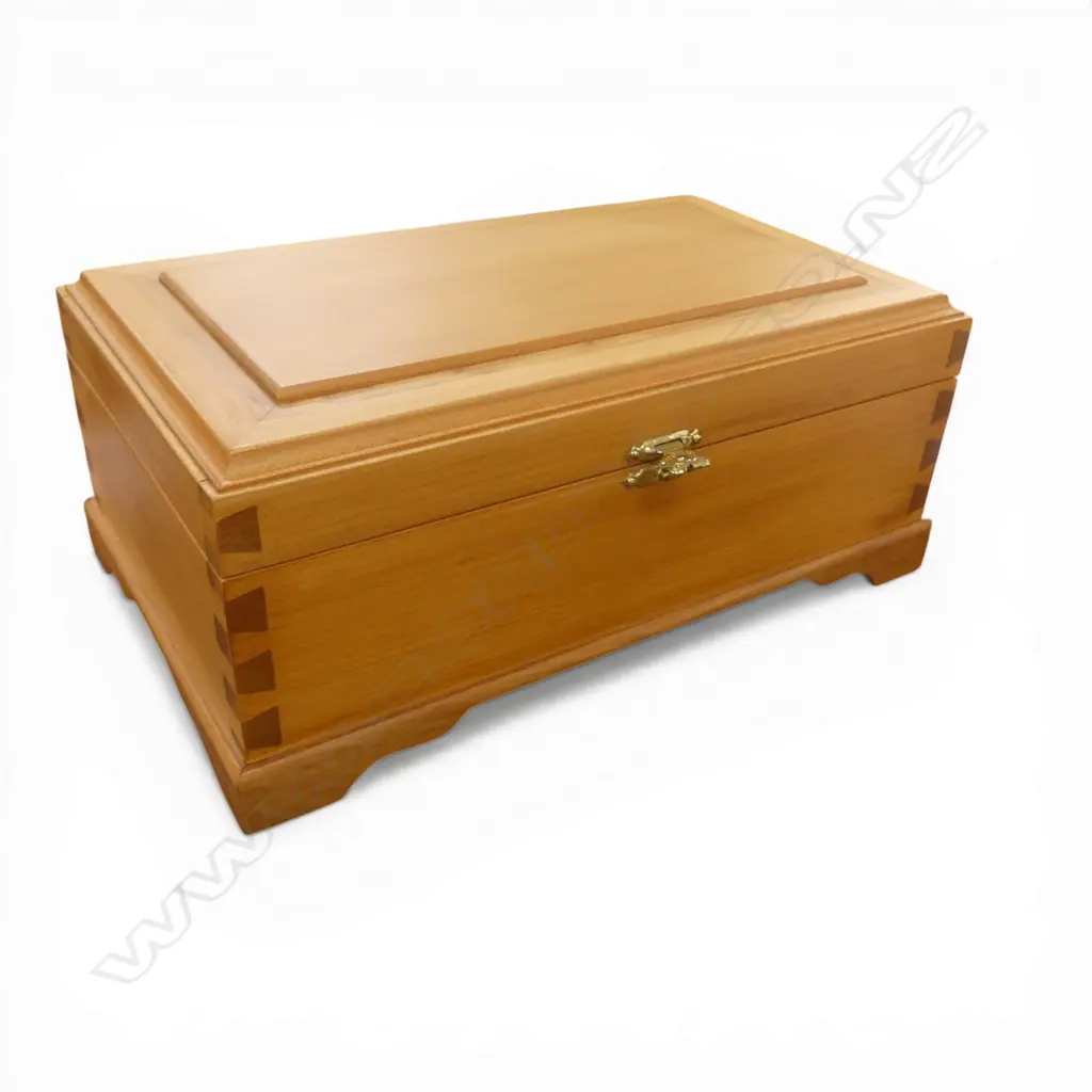 HANDMADE WOODEN BOX; KAURI w. RIMU TRIM, DOVETAILED & VELVET LINED 250x150x100mm Image 1++