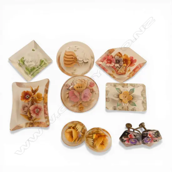 6 PCES VINTAGE LUCITE BROOCHES & PR EARRINGS