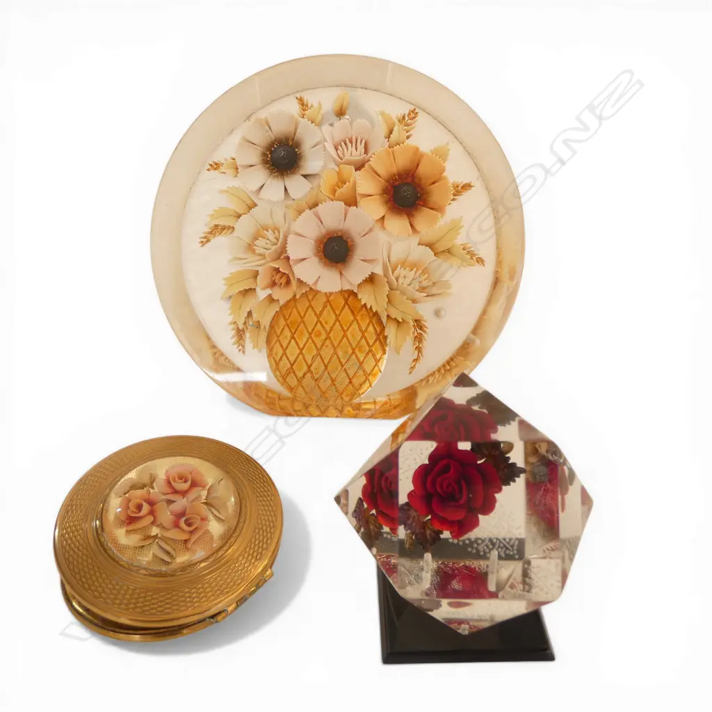 3 LUCITE PCES; WALL HANGING Dia.145mm, COMPACT & DESKTOP ORN. Image 1++