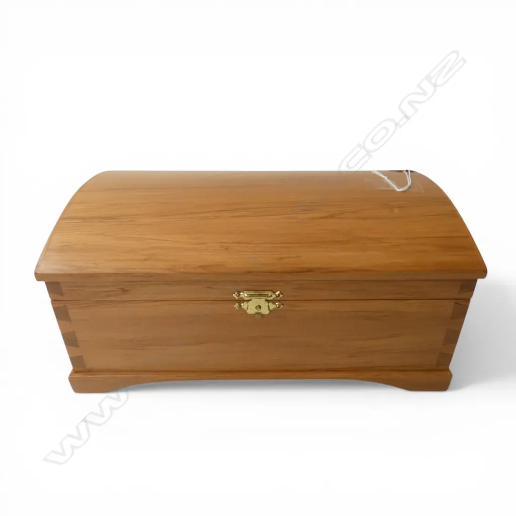 HANDMADE WOODEN BOX; HEART RIMU, DOVETAILED & VELVET LINED 275x170x125mm Image 1++