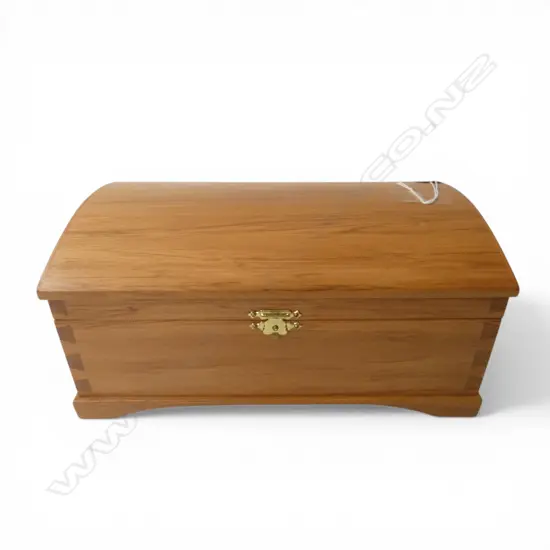 HANDMADE WOODEN BOX; HEART RIMU, DOVETAILED & VELVET LINED 275x170x125mm