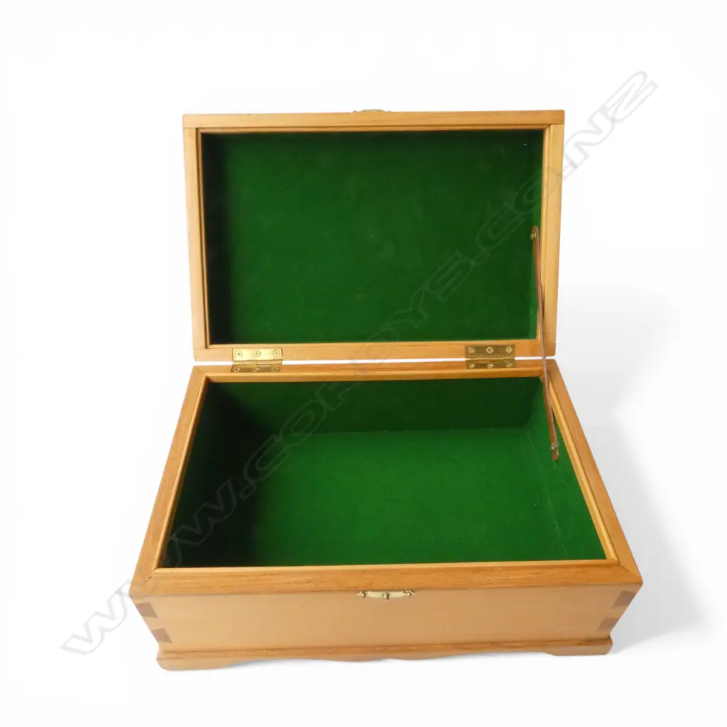 HANDMADE WOODEN BOX; KAURI w. RIMU TRIM, DOVETAILED & VELVET LINED 290x190x145mm Image 1++