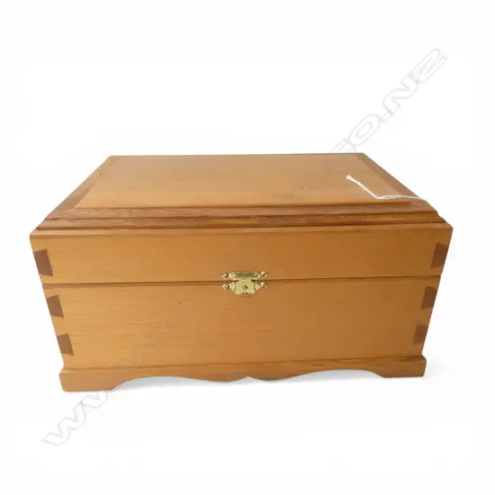 HANDMADE WOODEN BOX; KAURI w. RIMU TRIM, DOVETAILED & VELVET LINED 290x190x145mm
