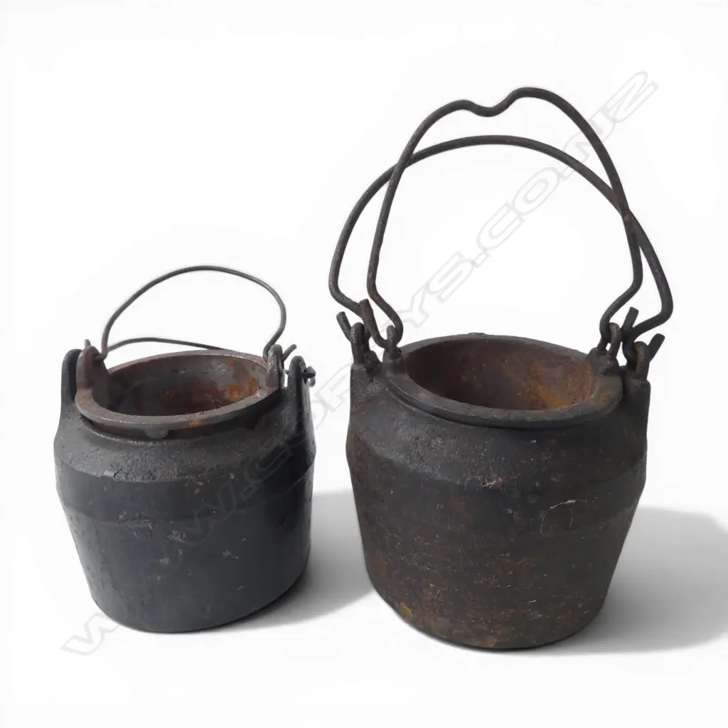 TWO SMALL VICTORIAN CAST IRON GLUE POTS W. LINERS, H.140MM-150MM INCL. HANDLE  Image 1++