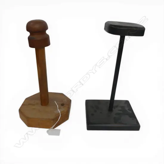 2 WOODEN HAT STANDS H.285mm