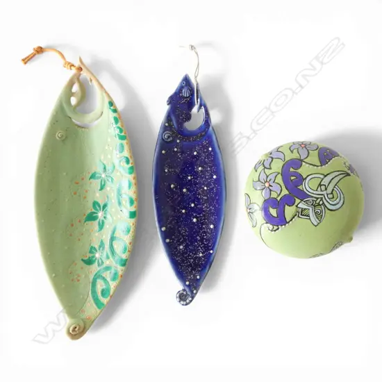 3 PCS KEUM SUN LEE; TRINKET BOX & 2 CANOE SHAPED DISHES 