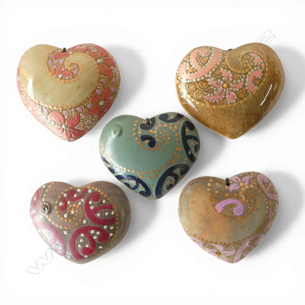 5 KEUM SUN LEE WALL HANGING HEARTS, various glazes, koru & flower detail, L.60mm Image 1++