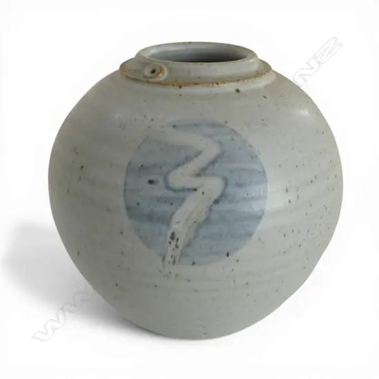 Jan Manley (Raumati) 'Handcrafted Pottery' stoneware vase brush painted highlighted H.175mm