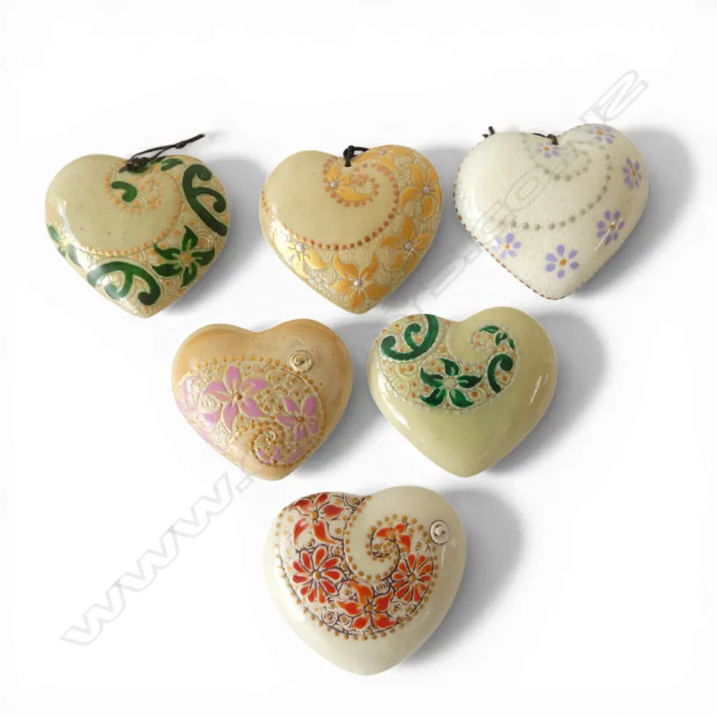 6 KEUM SUN LEE WALL HANGING HEARTS, pale glazes, L.60mm Image 1++
