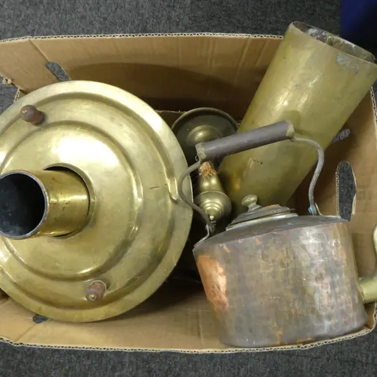 COLLECTION VINTAGE BRASS & COPPER ITEMS, kettle, lamp, shell case & Korean hotpot