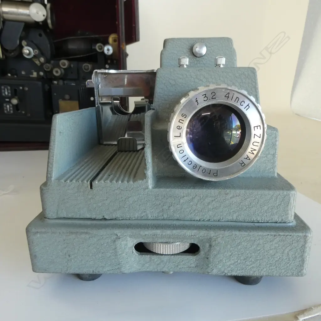 VINTAGE 16mm PROJECTOR + SLIDE PROJECT & N.Z. SLIDES Image 1++