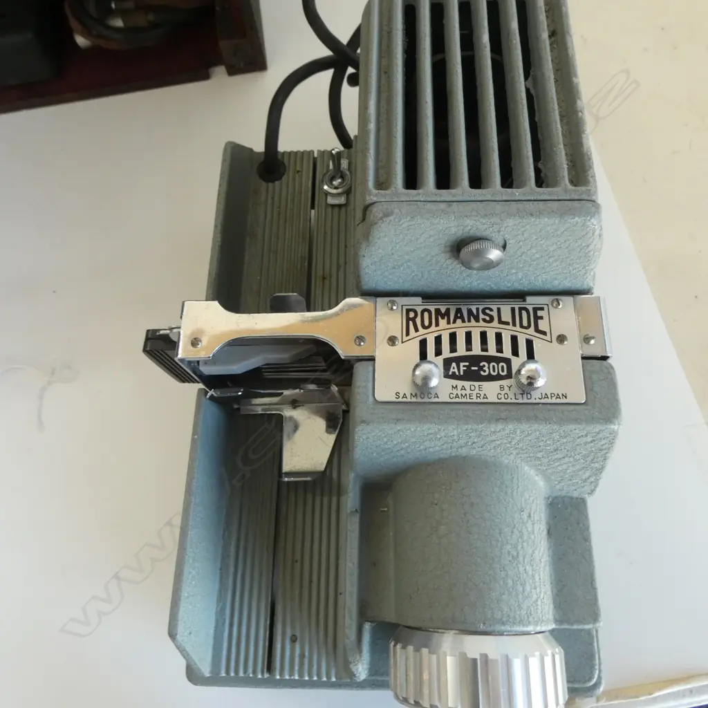 VINTAGE 16mm PROJECTOR + SLIDE PROJECT & N.Z. SLIDES Image 1++