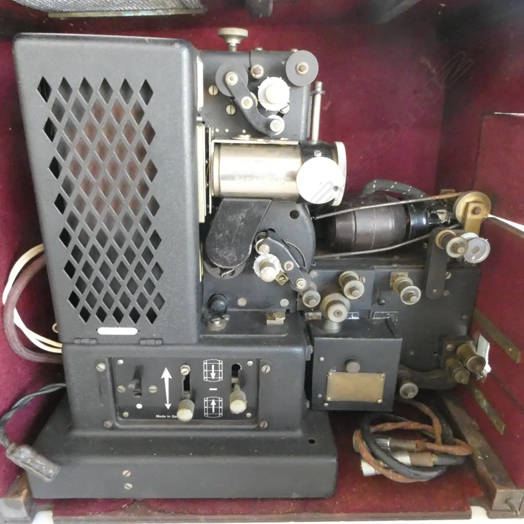 VINTAGE 16mm PROJECTOR + SLIDE PROJECT & N.Z. SLIDES Image 1++