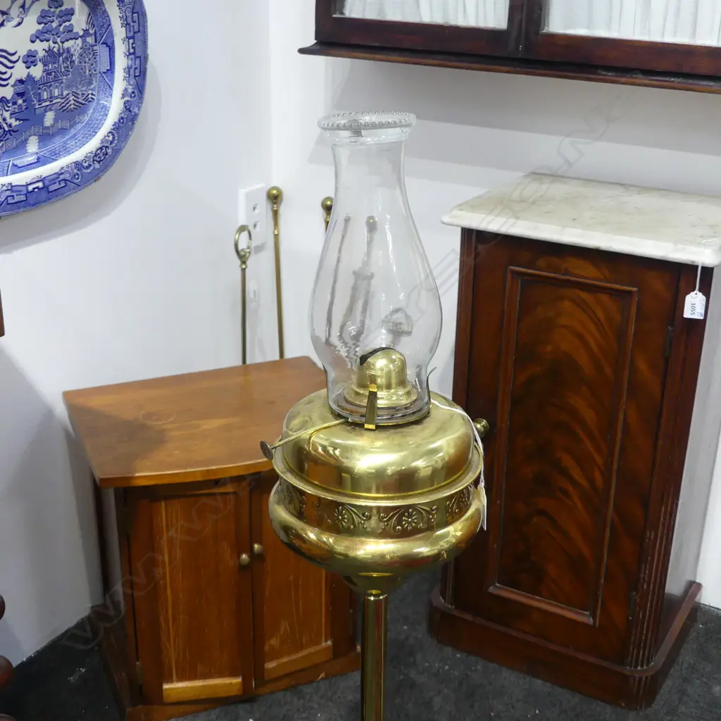 COLONIAL BRASS FLOOR STANDING KEROSENE LAMP H.810mm + CHIMNEY Image 1++