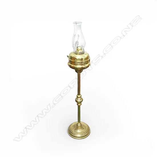 COLONIAL BRASS FLOOR STANDING KEROSENE LAMP H.810mm + CHIMNEY