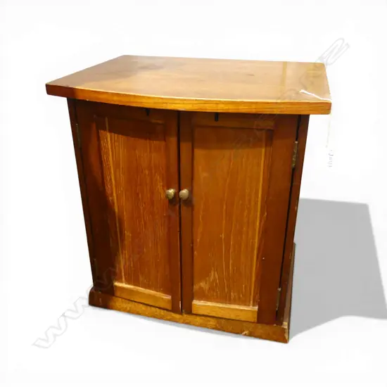 WOODEN CABINET w. 3 VELVET LINED DRAWERS 405x330x440mm