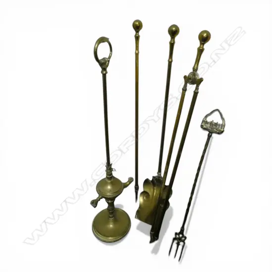 BRASS KEROSENE LAMP H.630mm + 3 BRASS FIRE INSTRUMENTS 