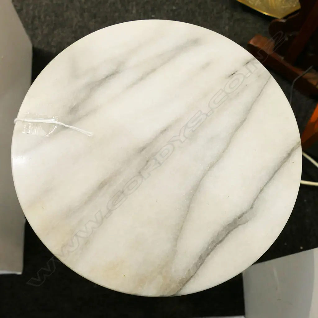 SMALL FRENCH STYLE BRASS SIDE TABLE WITH WHITE ONYX TOP, H.490mm Image 1++