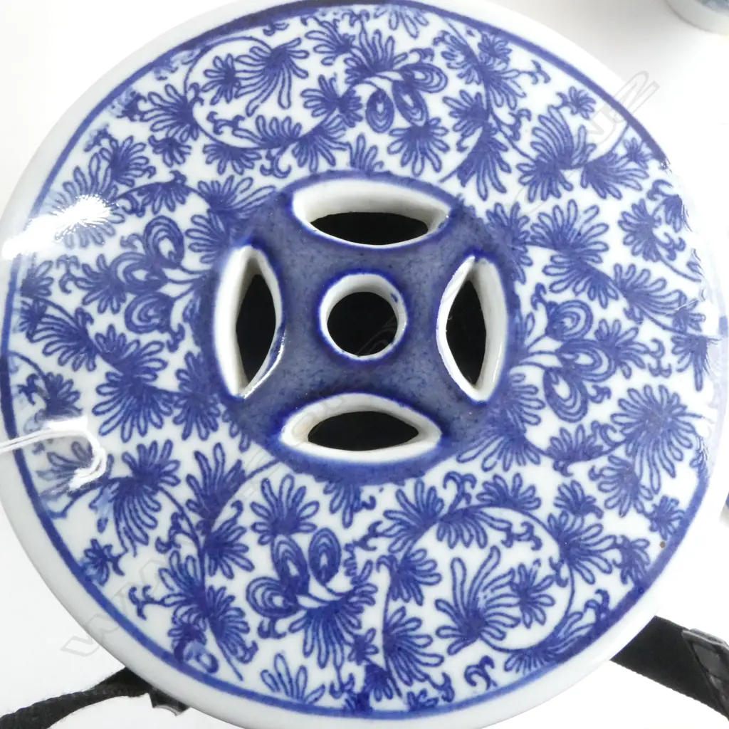 3 PCES ORIENTAL CHINA; vase lidded jar & stool H.310mm Image 1++