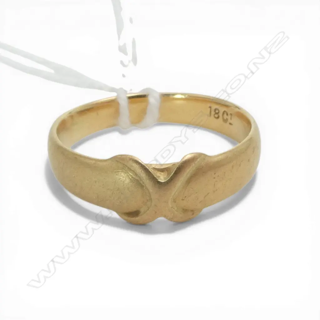 18ct GOLD BAND RING with curved X design. Size K. 2.84gms Image 1++