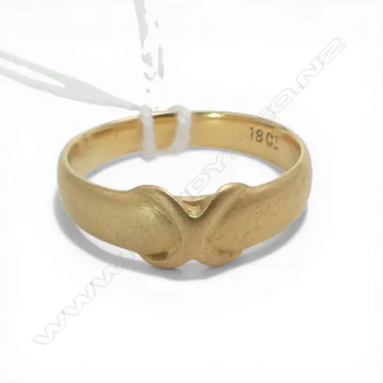 18ct GOLD BAND RING with curved X design. Size K. 2.84gms