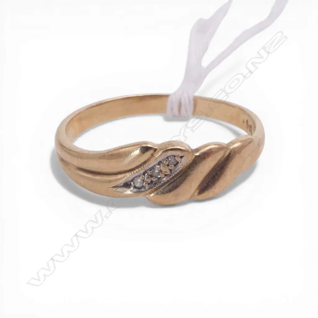 9ct GOLD & 3 small DIAMOND RING 1.66gms SIZE O1/2 Image 1++