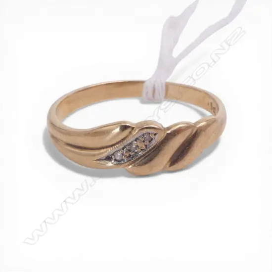 9ct GOLD & 3 small DIAMOND RING 1.66gms SIZE O1/2