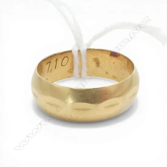 18CT GOLD BAND 3.83gms SIZE L