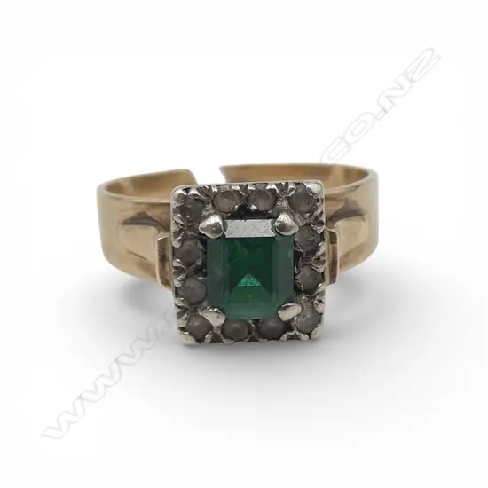 9ct GOLD & FAUX EMERALD RING 4.35gms SIZE Q