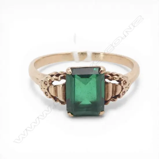 9ct GOLD & GREEN GEM STONE RING 2.29gms SIZE P1/2