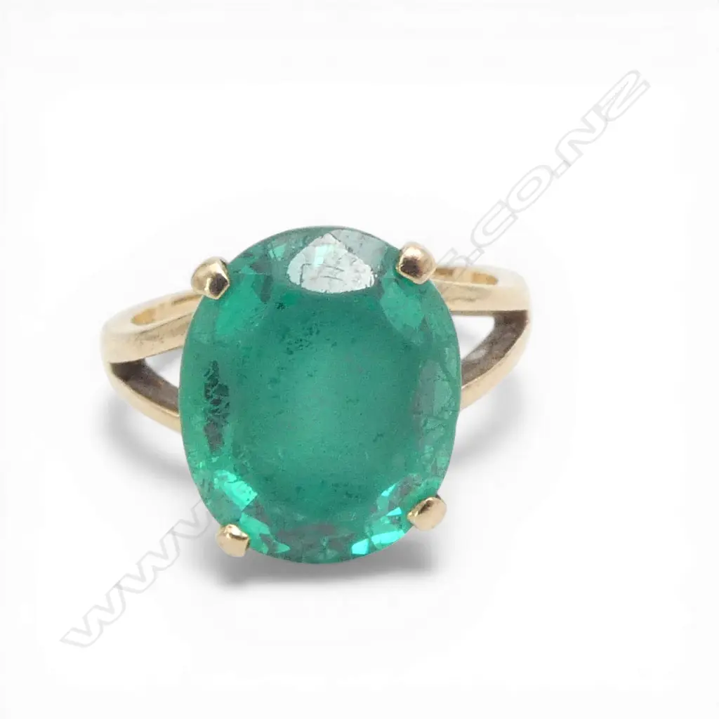 9CT Y/G GREEN COLOURED STONE IN RING (Surface Worn) TOTAL WEIGHT 4.7G SIZE K1/2MS Image 1++
