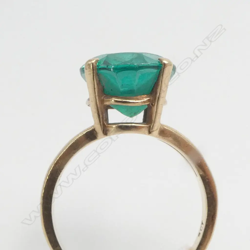 9CT Y/G GREEN COLOURED STONE IN RING (Surface Worn) TOTAL WEIGHT 4.7G SIZE K1/2MS Image 1++