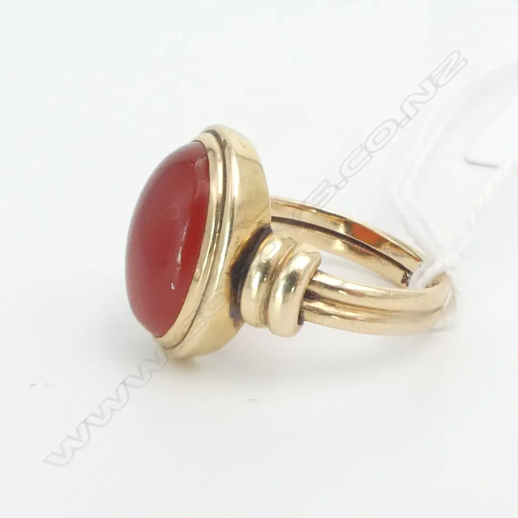 14ct yellow gold and agate cabochon ring small chip. Size Q. 7.84gms Image 1++