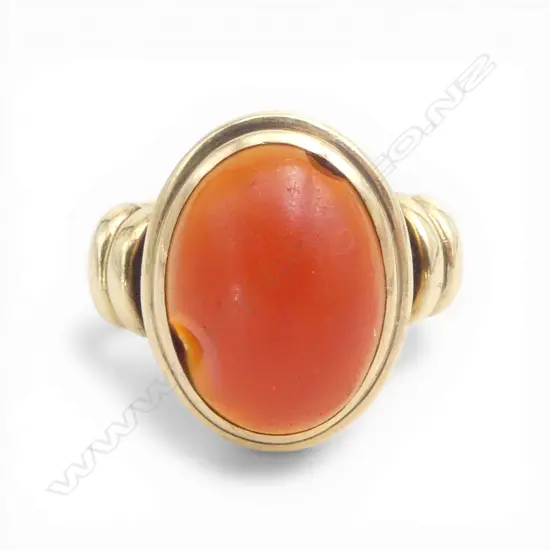 14ct yellow gold and agate cabochon ring small chip. Size Q. 7.84gms