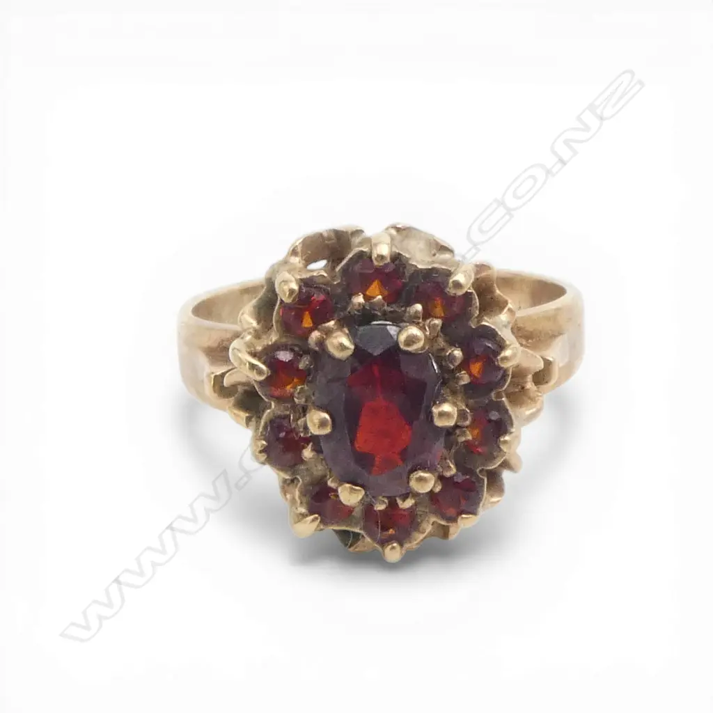 9ct GOLD & GARNET CLUSTER DRESS RING 4.85GMS SIZE O1/2 Image 1++