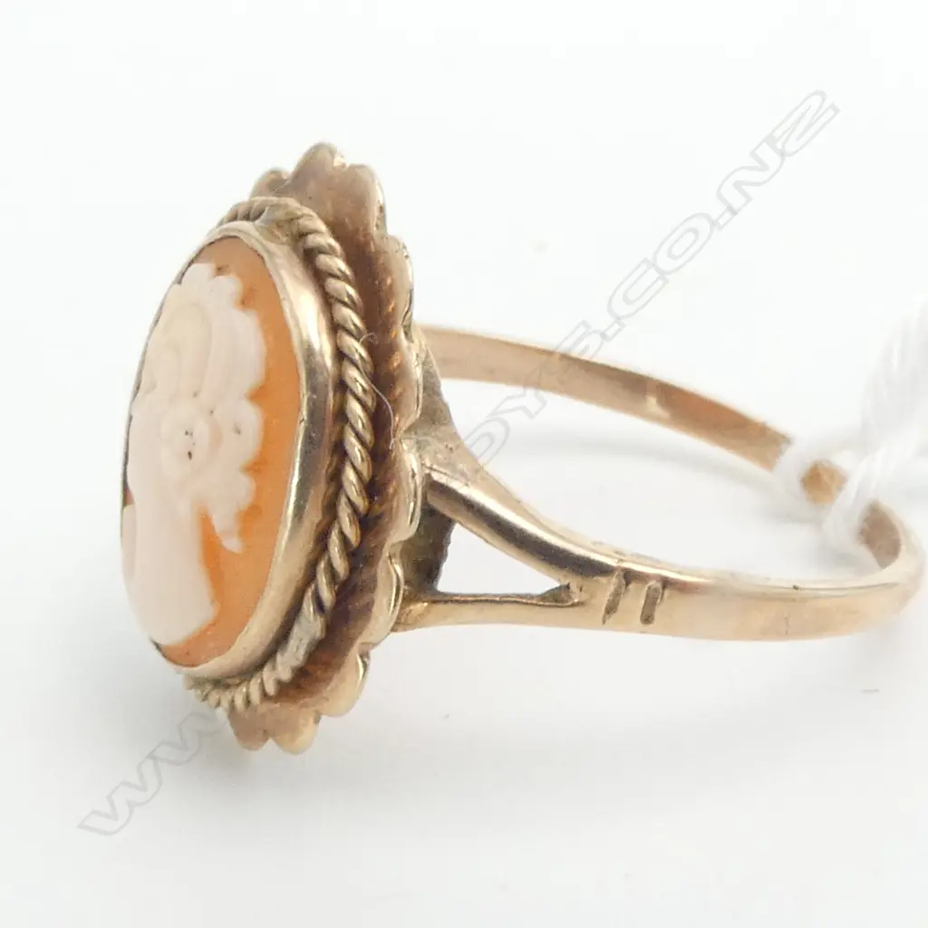 9ct GOLD CAMEO RING 3.28gms SIZE R1/2 Image 1++