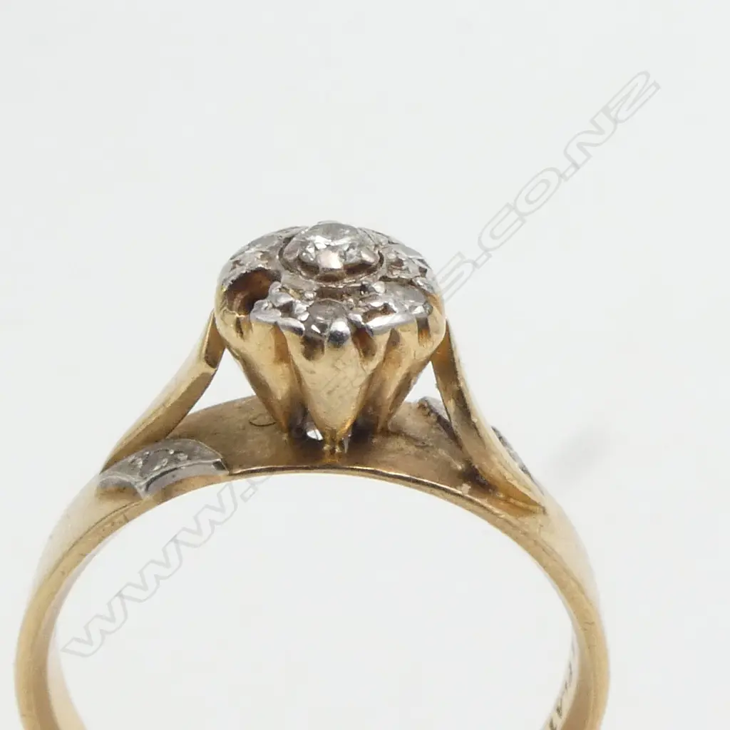 18CT GOLD & DIAMOND RING (faulted) 4gms SIZE N Image 1++