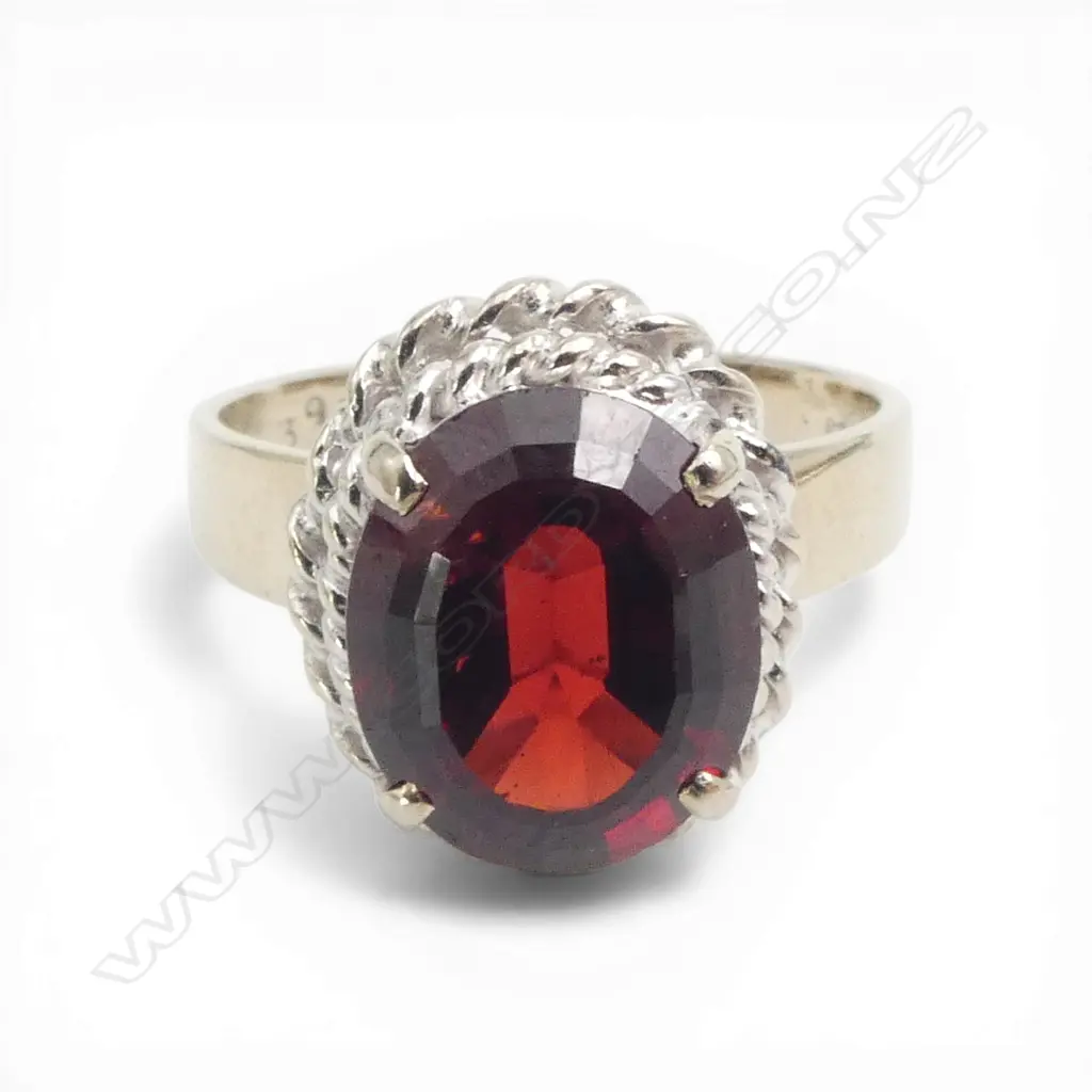 14CT WHITE GOLD AND GARNET RING 4.67gms SIZE N1/2 Image 1++