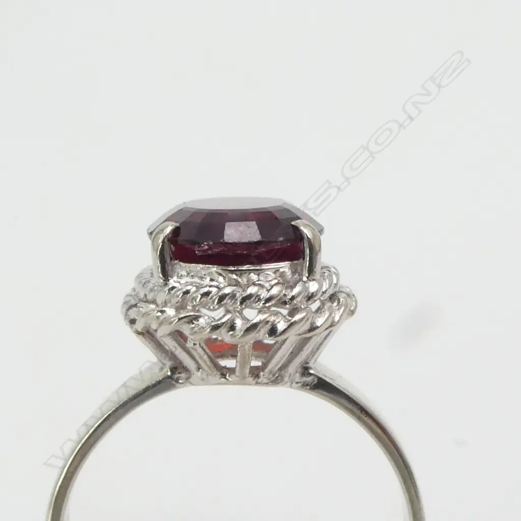 14CT WHITE GOLD AND GARNET RING 4.67gms SIZE N1/2 Image 1++