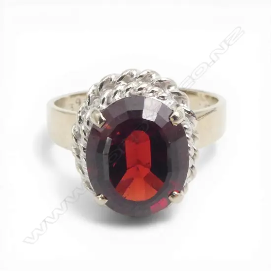 14CT WHITE GOLD AND GARNET RING 4.67gms SIZE N1/2