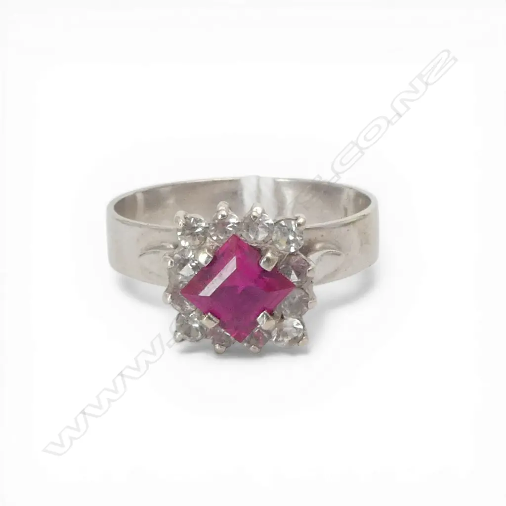 9ct WHITE GOLD SYN PINK/WHITE STONES IN RING 3.50gms SIZE Q Image 1++