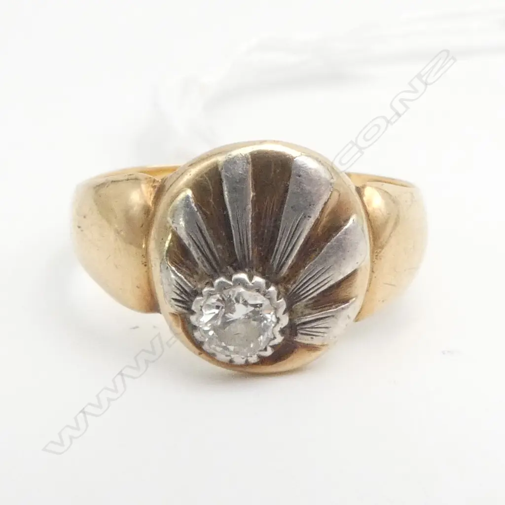 18ct GOLD & DIAMOND SIGNET TYPE RING sunburst pattern modern brilliant cut diamond. Size O. 5.73gms SIZE O Image 1++